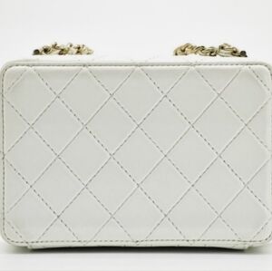 🌸 Designer White Quilted Women's Bag